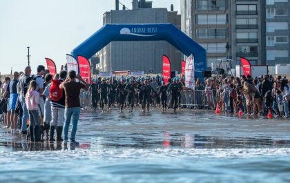 De spectaculaire zwemstart in de Noordzee bij de halve triatlon van Knokke-Heist in 2022 (foto: Sport Knokke-Heist RR)