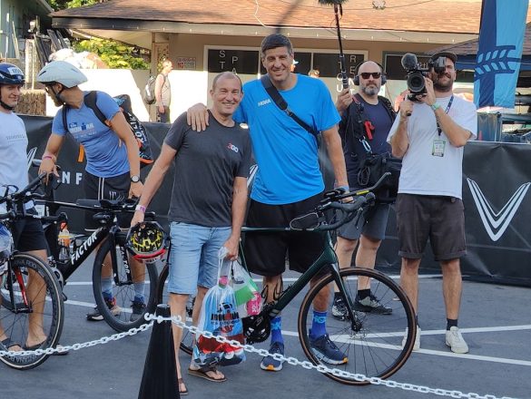 Sebastien Bellin met Luc Van Lierde bij de bike check-in in Kailua-Kona (foto: 3athlon.be)