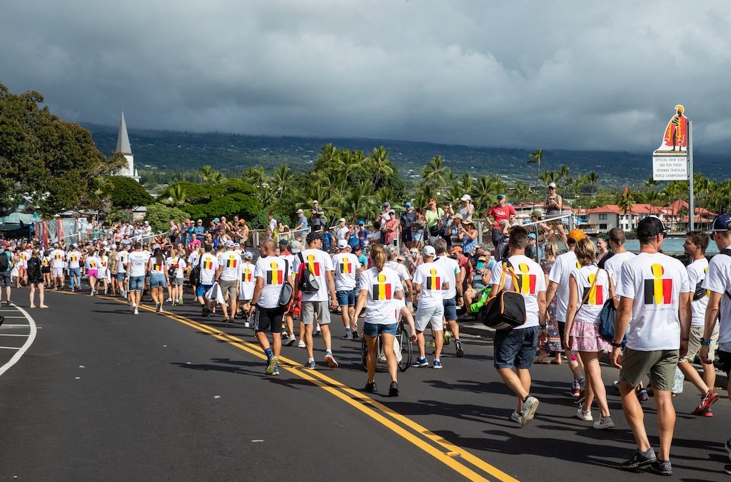 Team Belgium palmt Alii Drive in tijdens Nations Parade bij Ironman Hawaii