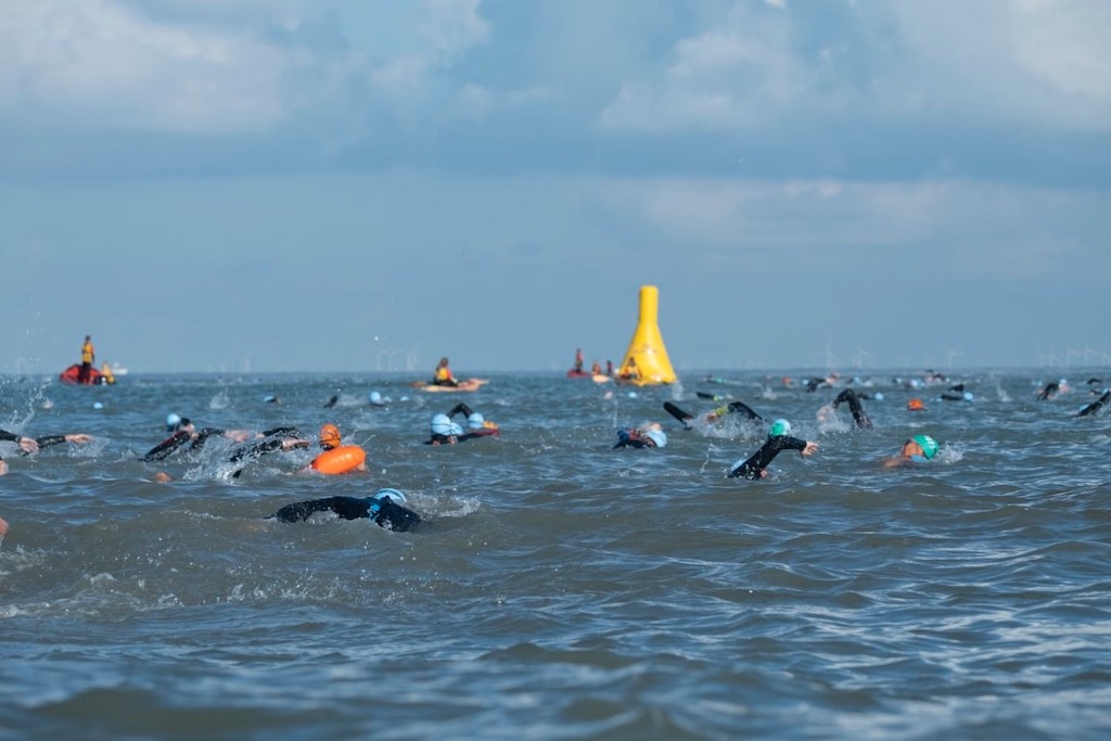 De triatleten zwemmen 1.900 meter in de Noordzee in de halve triatlon van Knokke-Heist (foto: Sport Knokke-Heist RR)
