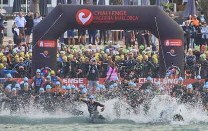Het strand van Peguera waar de zwemstart van de Challenge Peguera-Mallorca plaatsvindt (foto: Challenge Family)