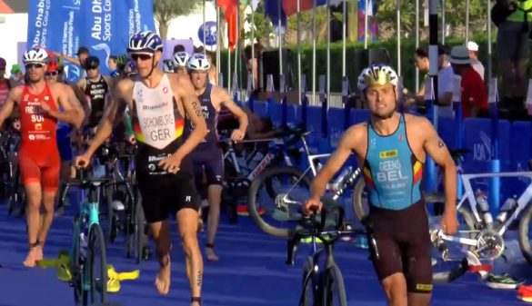 Jelle Geens als eerste van de achtervolgers in de wisselzone in de Grand Final in Abu Dhabi (foto: 3athlon.be)