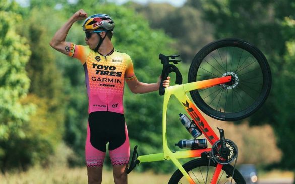 Marten Van Riel met zijn kleurrijke Trek-fiets, blij dat hij weer kan trainen (foto: Marten Van Riel RR)