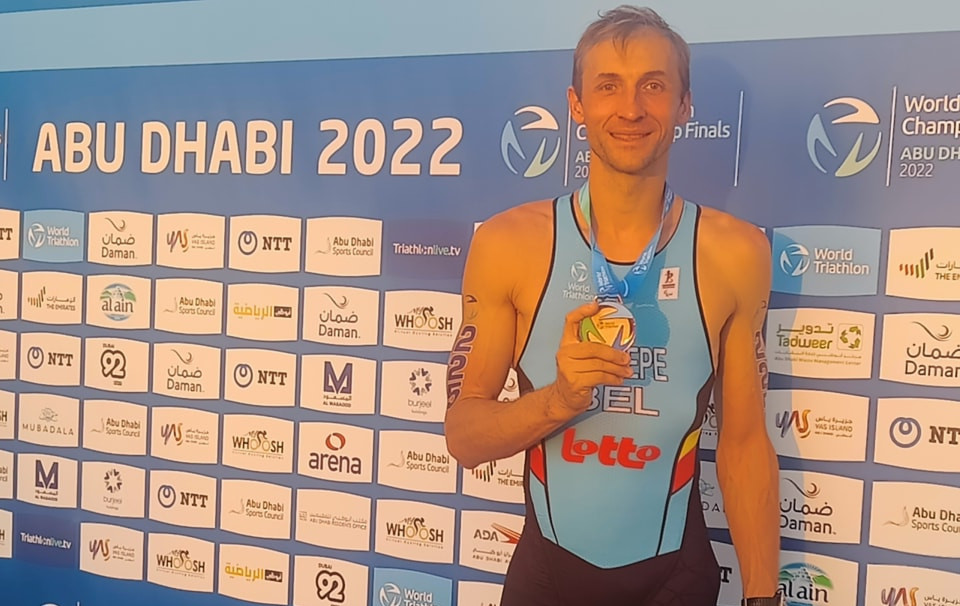 Paratriatleet Wim De Paepe pakt brons in WK triatlon in Abu Dhabi, Joris Aerden dubbel goud in age group