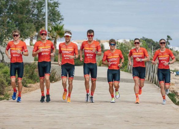 Het BMC Pro Triatlon Team in 2022, met uiterst rechts Kat Matthews en Chelsea Sodaro die het team verlaten in 2023 (foto: BMC Pro Tri Team RR)