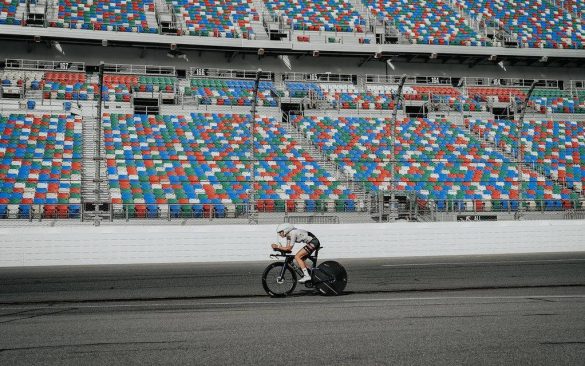 Hanne De Vet op de fiets op het circuit van Daytona (foto: Clash Daytona RR)