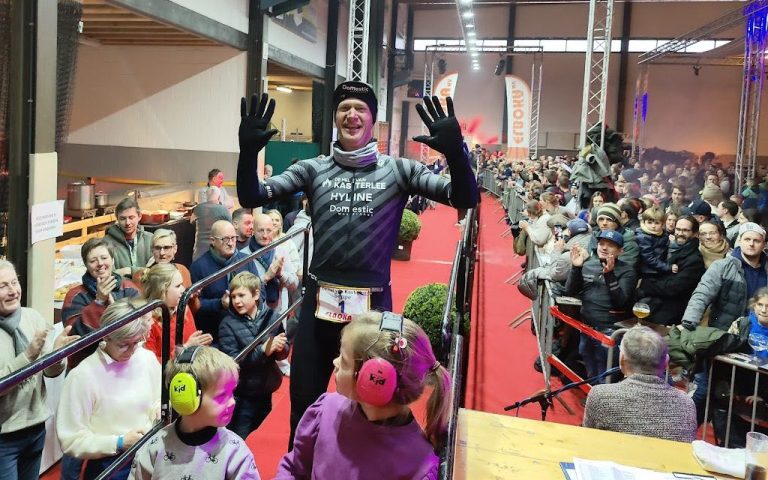 Seppe Odeyn mag net als Johan Museeuw 10 vingers in de lucht steken na zijn 10de zege in de Hel van Kasterlee (foto: 3athlon.be)
