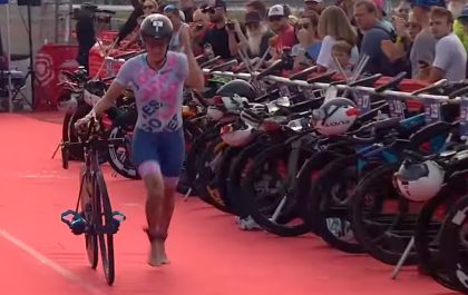 Valerie Barthelemy als leidster in T1 in de Clash Daytona triatlon (foto: 3athlon.be)
