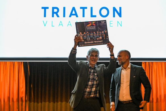 3VL-voorzitter Michael Schouwaerts (r) overhandigt de sportverdienste trofee aan age group coordinator Werner Taveirne op het slotfeest van Triatlon Vlaanderen (foto: 3VL/Linea Recta)