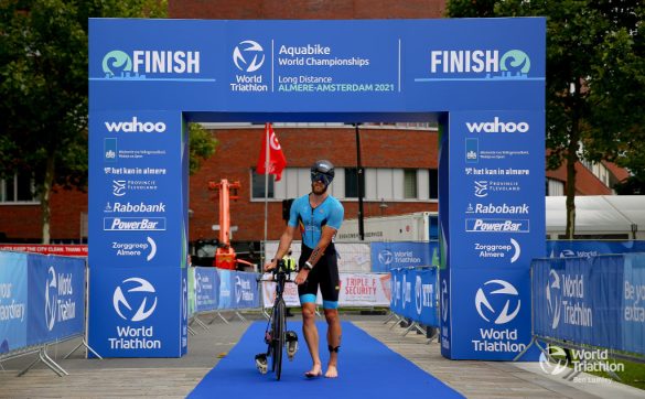 Adam Lambrechts wereldkampioen aquabike in Almere in 2021 (foto: World Triathlon/Ben Lumley)