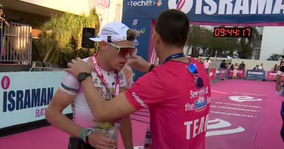 Diego Van Looy krijgt terecht zijn medaille aan de finish van de Israman in Eilat (foto: 3athlon.be)