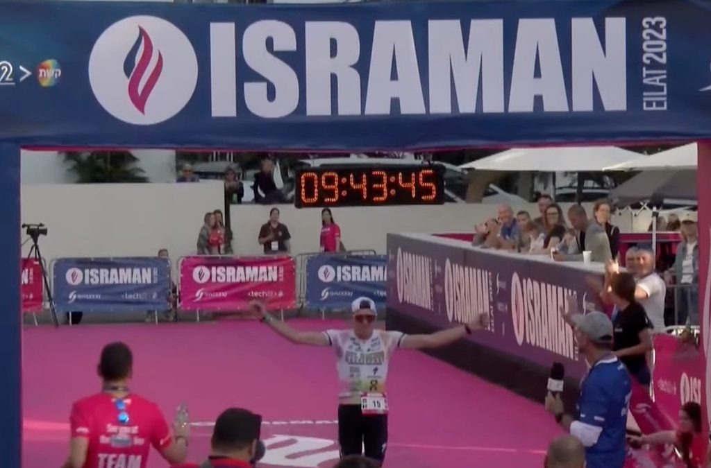Diego Van Looy maakt met snelste tijd indruk in Israman triatlon, comeback anderhalf jaar na enorm zwaar ongeval