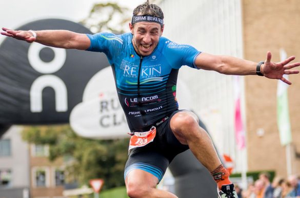 Erik Vanhove in zijn ondertussen iconische finish-stijl op de triatlon van Menen (foto: Jim De Sitter)