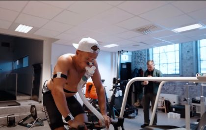 Kristian Blummenfelt gaat voluit tijdens een fietstest in zijn wintertraining