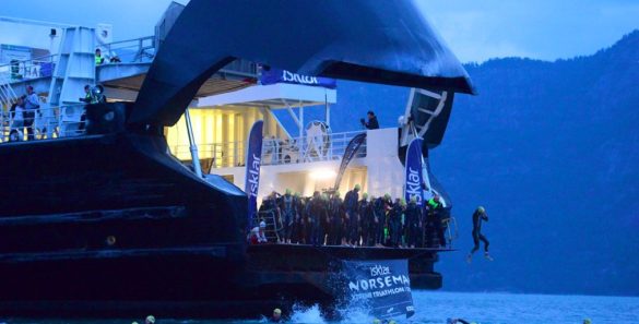 De iconische start van de Norseman vanaf de veerboot (foto: Norseman/Delly Carr RR)
