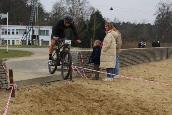 Quinten Dewaele springt met de mountainbike op het strand in de cross-duatlon van Hofstade (foto: SP&O Mechelen)