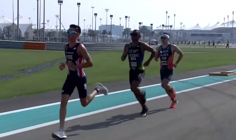 Alex Yee zet de definitieve aanval in en klopt Manoel Messias en Vasco Vilaca in de WTCS triatlon van Abu Dhabi (foto: 3athlon.be)