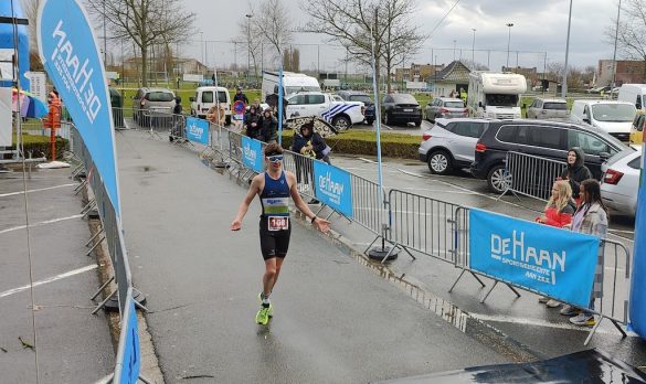 Dieter Boeye wint de Veloopzwem triatlon in De Haan (foto: 3athlon.be)