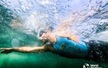 Jelle Geens bij de verkenning van het zwemparcours in de WTCS triatlon van Abu Dhabi (foto: World Triathlon/Tommy Zaferes)