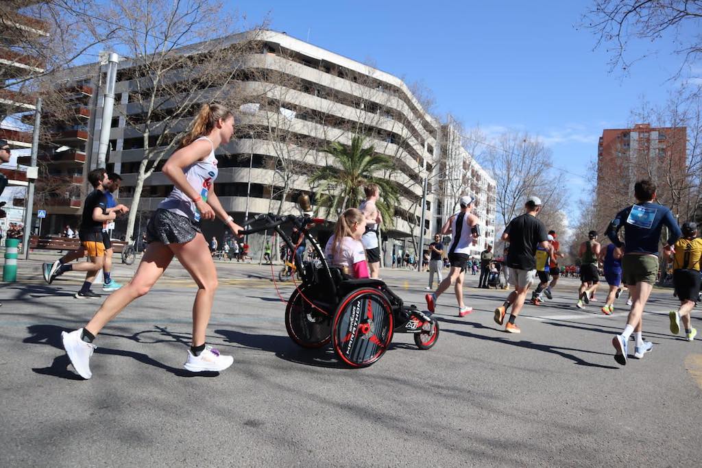 Lotte De Vet en Kimberley tussen de andere lopers in de marathon van Barcelona (foto: Benoit Paelinck RR)