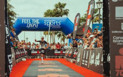 Nick Thijs is superblij met de overwinning bij de age group triatleten in de 70.3 Ironman Lanzarote (foto: 3athlon.be/Bobby Paesen)