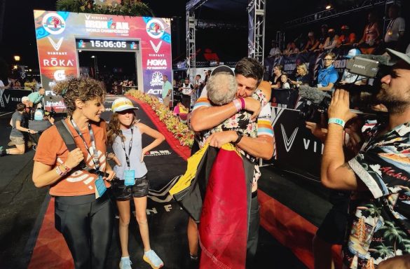 Sebastien Bellin valt Bob Babbitt in de armen in het WK Ironman van Kona met de filmploeg van de Rebound docu (foto: 3athlon.be)