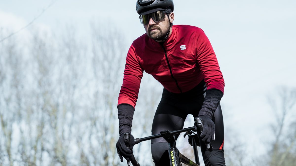 Wollen winterjas op de fiets: met de Total Comfort Jacket van Sportful het ‘Flandrienweer’ tegemoet