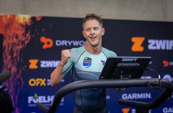 De Zuid-Afrikaanse triatleet Henri Schoeman is blij met de wereldtitel in de Arena Games in Londen (foto: Super League Triathlon)