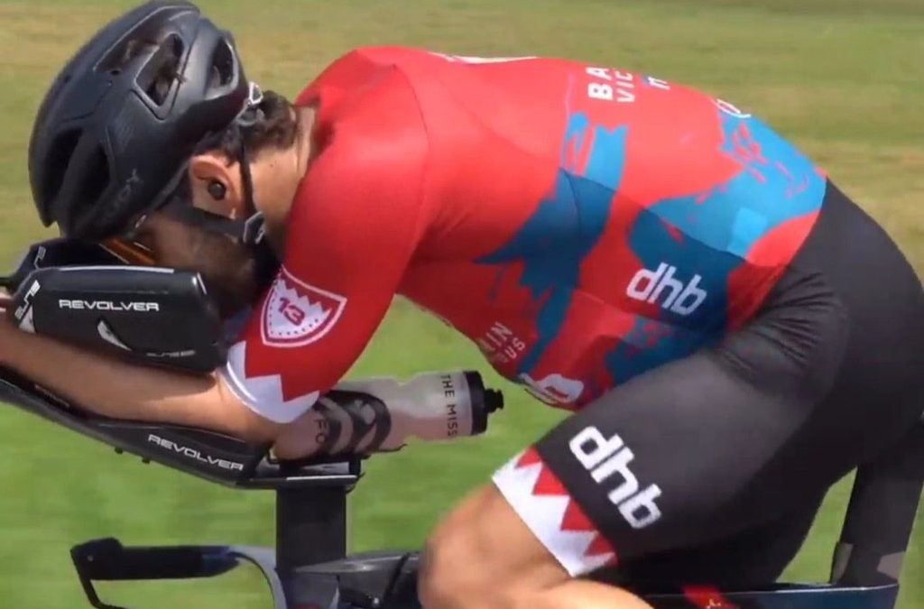 Triatleet Joe Skipper rijdt verkeerd in Ironman Texas maar valt vooral op door bijzondere set-up