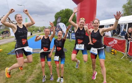 Dolle vreugde bij de triatletes van 3MD Veldeman Wcup Dendermonde na de Belgische titel ploegentriatlon in 2023 (foto: 3athlon.be)