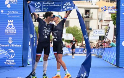 Triatlonkoppel Clement Mignon en Marjolaine Pierre vieren de wereldtitels op het WK LD triatlon in Ibiza (foto: World Triathlon/Petko Beier)