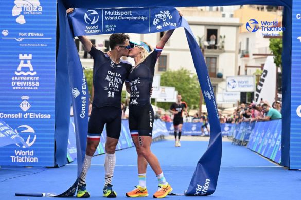 Triatlonkoppel Clement Mignon en Marjolaine Pierre vieren de wereldtitels op het WK LD triatlon in Ibiza (foto: World Triathlon/Petko Beier)