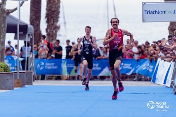 Cristian Fernandez sprint naar de wereldtitel aquatlon in Ibiza (foto: World Triathlon/Ben Lumley)
