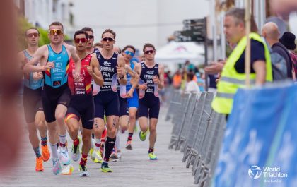 Erwin Vanderplancke links net achter Mola en Dely in het WK duatlon in Ibiza (foto: World Triathlon/Ben Lumley)