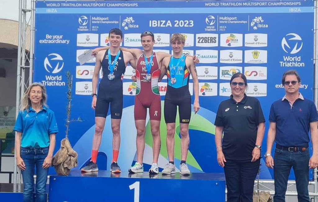 Ilio Kopriva met de bronzen medaille op het WK aquatlon podium (foto: Triatlon Vlaanderen/Stijn Demeulemeester)