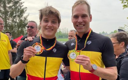 Simon De Cuyper (r) samen met beloftenkampioen Jarne Ameye (foto: SMO-Scott RR)