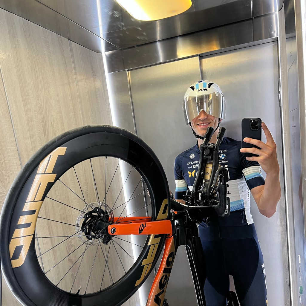 Kenneth Vandendriessche neemt een selfie in de lift tijdens het weekend van het WK long distance triatlon in Ibiza (foto: Kenneth Vandendriessche RR)