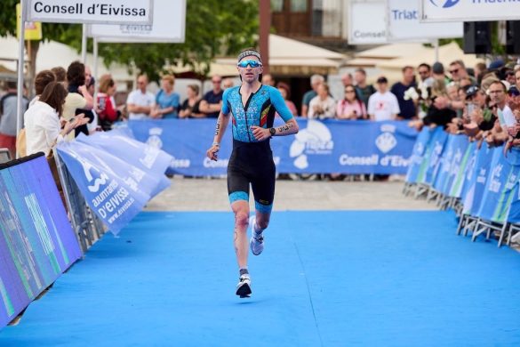 Kenneth Vandendriessche finisht als 8ste in het World Triathlon WK long distance triatlon in Ibiza (foto: World Triathlon)