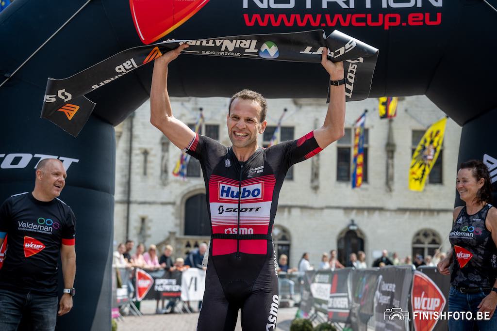 Tom Vander Hoogerstraete mag het lint omhoog tillen als winnaar van de WCUP Ros Beiaard City Triatlon van Dendermonde (foto; Finishfoto.be/Jim De Sitter)