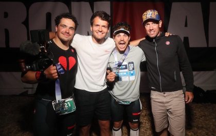 Average Rob (l) met onder andere broer Arno The Kid (2de van r) en Frederik Van Lierde (r) bij de Ironman Klagenfurt (foto: Frederik Van Lierde RR)