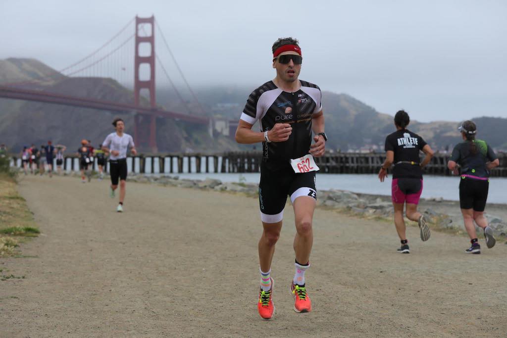 Bram Philips op het loopparcours met de Golden Gate Bridge op de achtergrond (foto : Escape From Alcatraz RR)