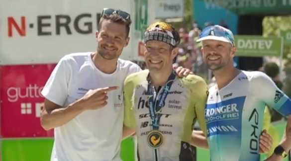 De Duitse triatleet Sebastian Kienle tussen Jan Frodeno (l) en Patrick Lange in (foto: 3athlon.be)