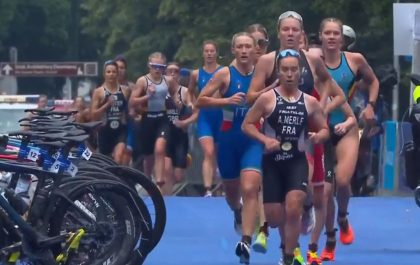 Jolien Vermeylen (r) in de kopgroep in de kwarttriatlon op de European Games in Krakau (foto: 3athlon.be)