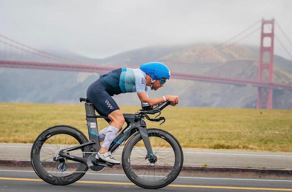 Tom De Bruyn op de fiets met de Golden Gate Bridge op de achtergrond (foto : Escape From Alcatraz RR)