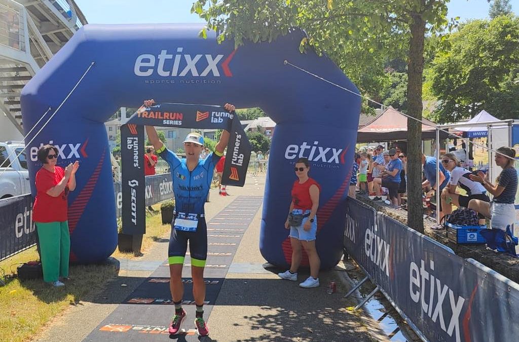 Titelverdediger wint bloedhete Cave triatlon in Kanne, spannende loopfinale bij de vrouwen