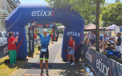 Tom Vaelen wint opnieuw de Cave triatlon in Kanne (foto: 3athlon.be)