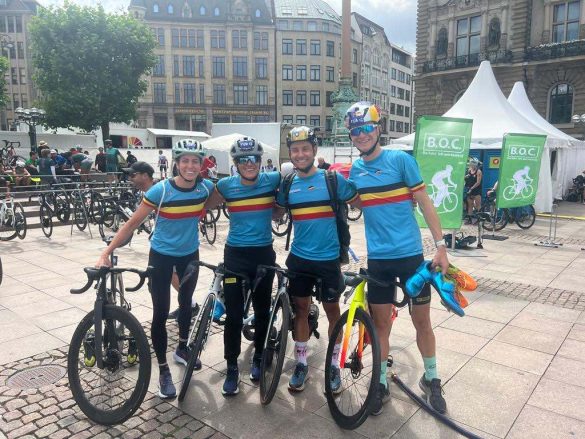 Claire, Valerie, Jelle en Marten komen in actie voor de Belgian Hammers op het WK Mixed Team Relay triatlon in Hamburg (foto: Tine Deckers)