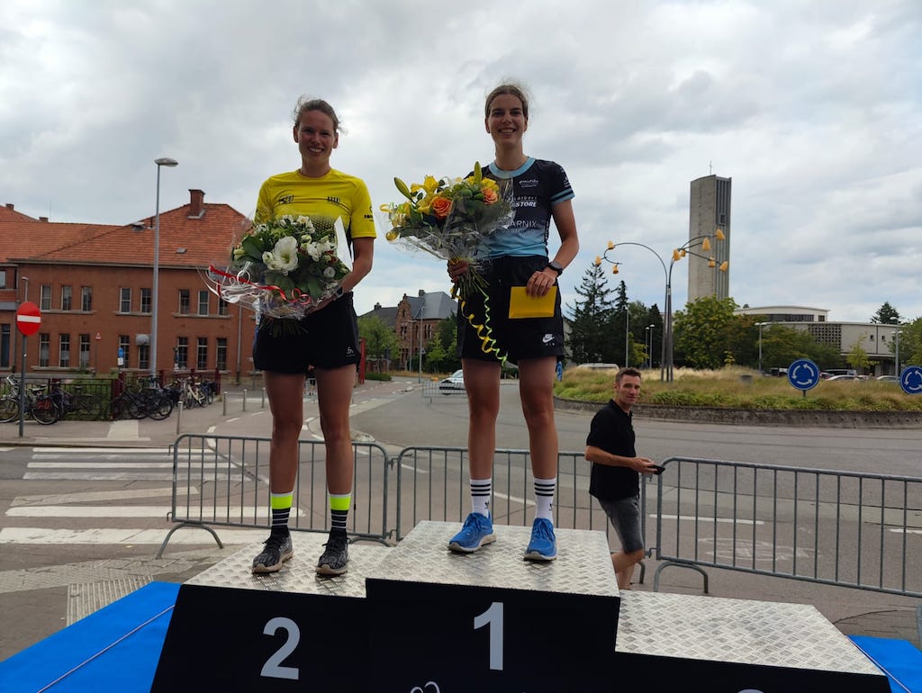 Friedel Cuypers en Marleen Van Roessel (l) op het podium van de Hageland Power Triatlon in Aarschot (foto: 3athlon.be)