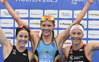Een blije Jolien Vermeylen op het podium in Holten tussen Thornbury (l) en Klamer (r) in (foto: Triatlon Holten)
