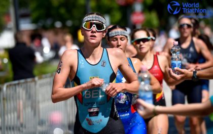 Jolien Vermeylen in actie in de World Cup triatlon van Tiszaujvaros (foto: World Triathlon/Janos M. Schmidt)